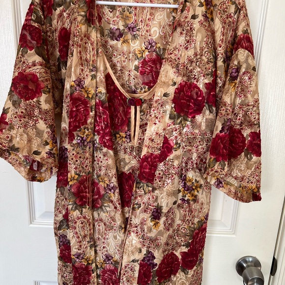 Vintage Floral Women's Robe / Nightgown Set Red and Gold - Picture 10 of 14